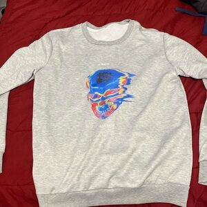 grey crewneck, blue skull design